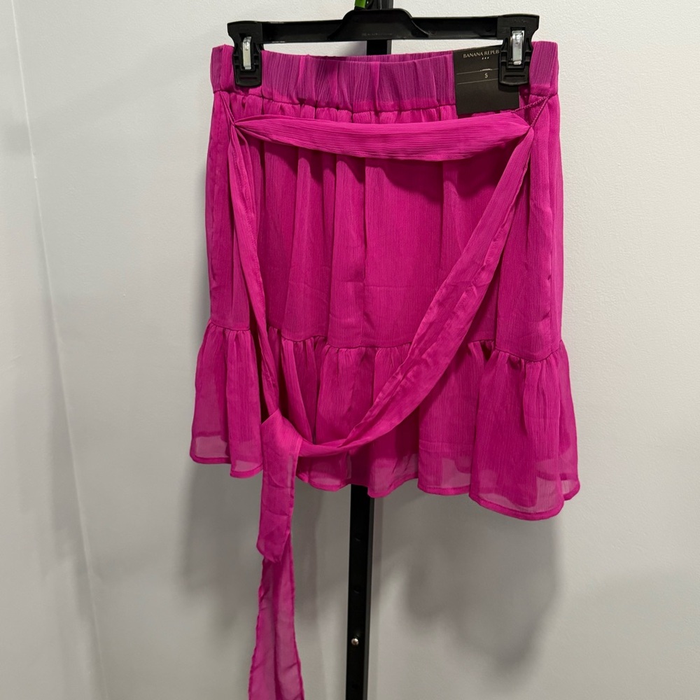 Banana Republic Factory Tie Waist Ruffle Skirt Magenta Color, Size Small NWT - Picture 2 of 8